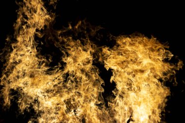 Büyük ateş ve siyah arka plan üzerinde brazier silueti. Alev