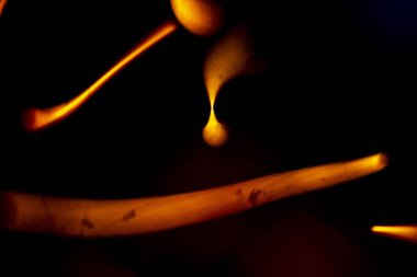 Büyük ateş ve siyah arka plan üzerinde brazier silueti. Alev