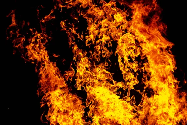 Velký oheň a silueta pánve na černém pozadí. Plamen — Stock fotografie