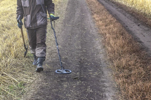 A man with a metal detector in search of a treasure — Stock Photo, Image