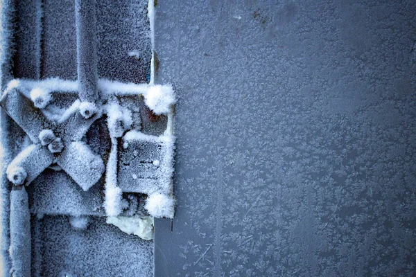 Congelado geada sobre os elementos metálicos da porta da garagem e trancar i — Fotografia de Stock