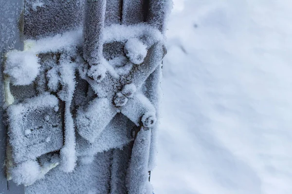 Заморожені морози на металевих елементах гаражних дверей і замок i — стокове фото