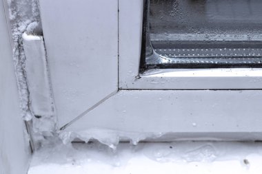 Kışın plastik pencerelerin donması sorunu, t