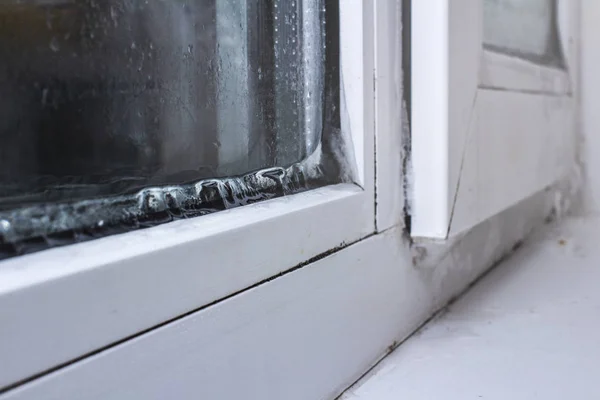 Проблема замораживания пластиковых окон в зимнее время, т — стоковое фото