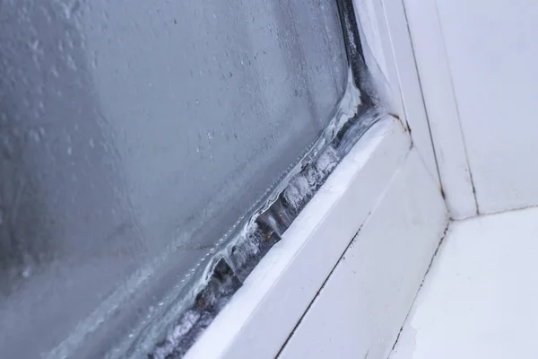 Проблема замораживания пластиковых окон в зимнее время, т — стоковое фото