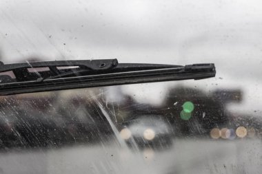 Araba, sezon yağmur içinde cam silecekleri.