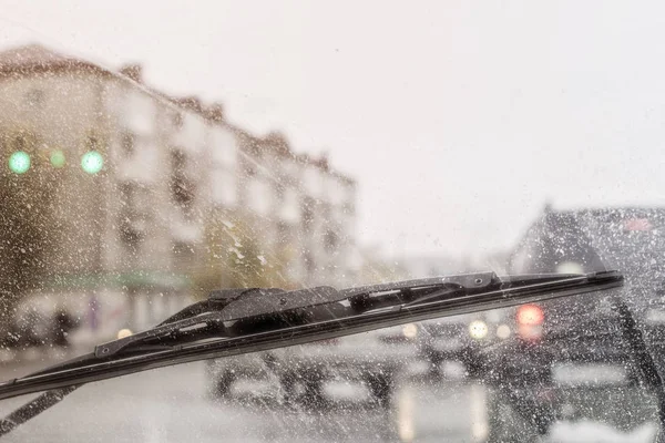 Scheibenwischer aus dem Auto, jahreszeitlicher Regen. — Stockfoto