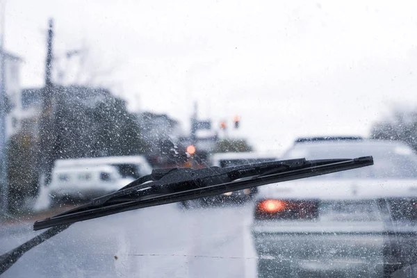 Limpa pára-brisas de dentro do carro, chuva temporada . — Fotografia de Stock