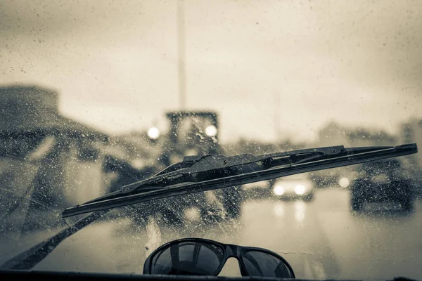 Limpa pára-brisas de dentro do carro, chuva temporada . — Fotografia de Stock