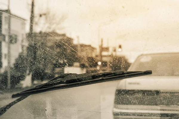 Limpiaparabrisas desde el interior del coche, lluvia de temporada . — Foto de Stock