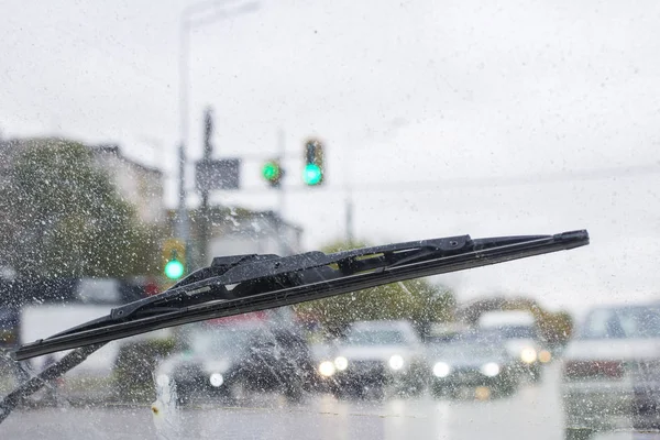 Scheibenwischer aus dem Auto, jahreszeitlicher Regen. — Stockfoto