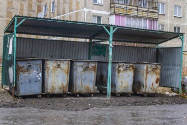 metal eski çöp içinde belgili tanımlık yarda gündüz ayakta