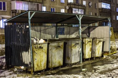 metal eski çöp içinde belgili tanımlık yarda gündüz ayakta