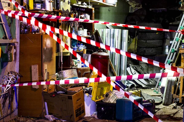 Garaje cercado en la escena del crimen, fondo borroso con bokeh — Foto de Stock