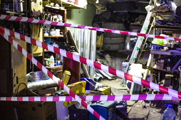 Fenced garage at the crime scene, background blurred with bokeh — Stock Photo, Image