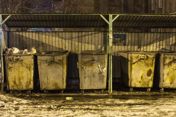 Металлические мусорные баки стоят во дворе в течение дня — стоковое фото