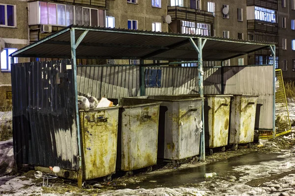 metal eski çöp içinde belgili tanımlık yarda gündüz ayakta