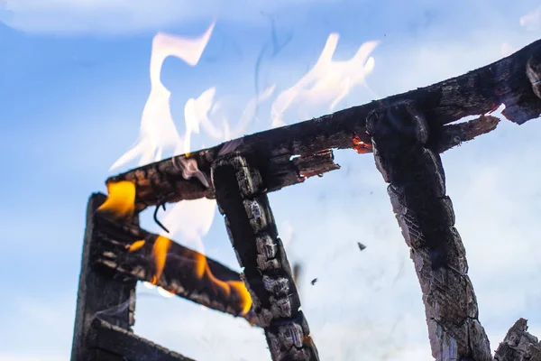 Brandend hek close-up op de as van een grote brand, op een wazig — Stockfoto