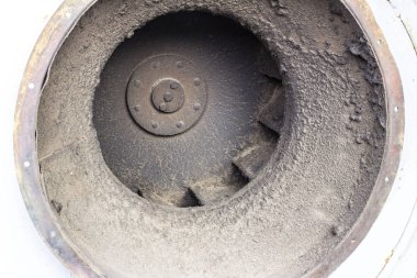 Radyal vantilatörün pervaneleri kirli ve yağlı, requ