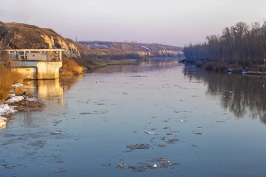 Kaynak buzu, yüksek sulardan önce çamurlu sularda sürüklenir.