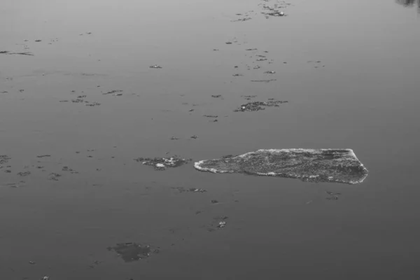 Deriva do gelo da mola no rio na água lamacenta antes da água alta a — Fotografia de Stock
