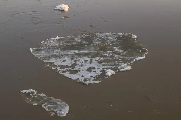 Dérive de glace printanière sur la rivière dans l'eau boueuse avant les hautes eaux a — Photo