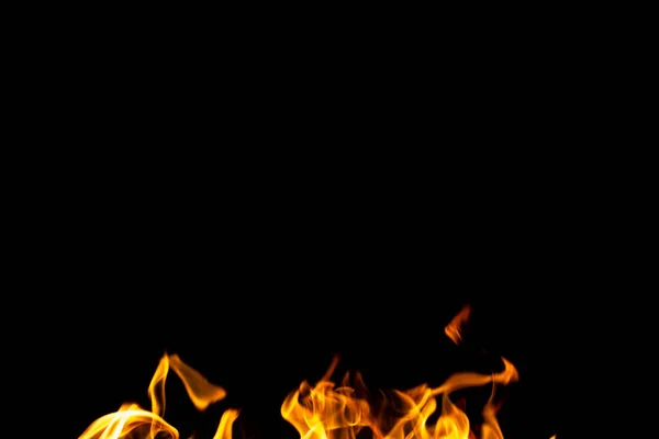 黒い背景にバーベキューの明るい火 — ストック写真