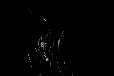 Siyah arkaplanda kıvılcımlar ve ateş