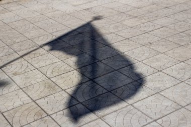 Beton kaldırım üzerindeki bayrağın gölgesi