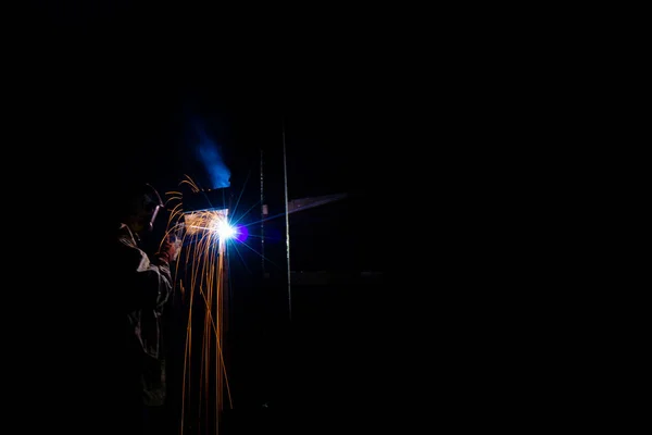 Homem Fazendo Trabalho Soldagem Por Aparelho Manual Arco Escuro — Fotografia de Stock