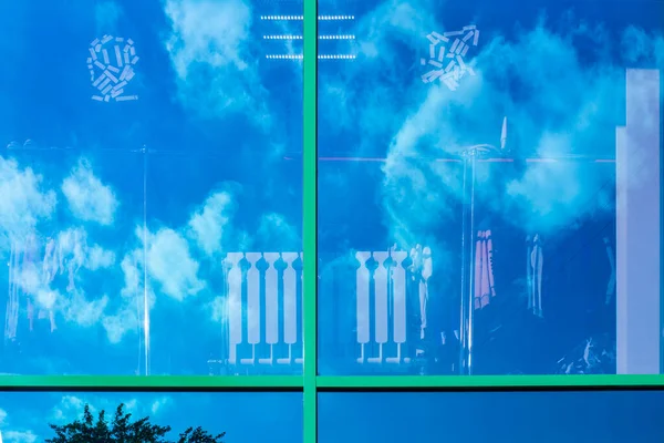 Reflexão Céu Nuvens Uma Janela Vidro Manchada Uma Loja Durante — Fotografia de Stock