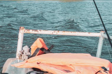 Boğulmuş bir adamı ararken küçük tahta bir tekneden gelen dalgalar.