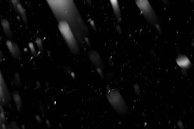 Kışın ilk kar kara gökyüzü arka planında, soyut bulanık fotoğraf