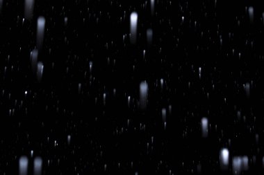 Kışın ilk kar kara gökyüzü arka planında, soyut bulanık fotoğraf