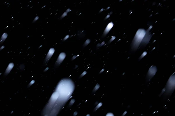 冬天的第一场雪 背景是漆黑的天空 抽象模糊的照片 — 图库照片