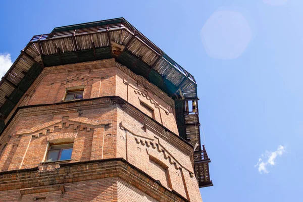 Старая Водонапорная Башня Древнего Кирпича Фоне Голубого Неба Облаками — стоковое фото