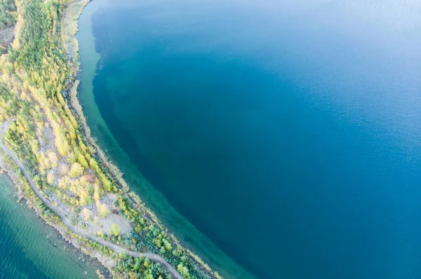 Pemandangan Udara Dari Danau Biru Dengan Hutan Hijau Dengan Batu — Stok Foto