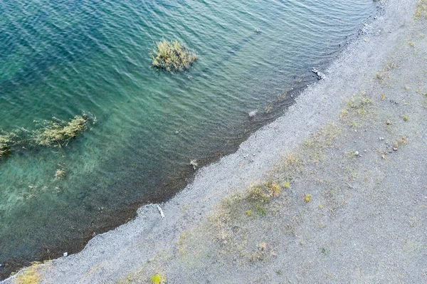 Pemandangan Udara Dari Danau Biru Dengan Hutan Hijau Dengan Batu — Stok Foto
