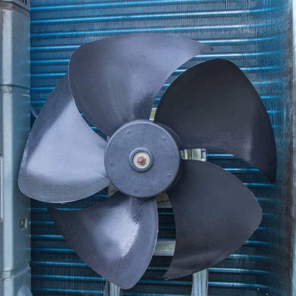 Open Airconditioner Klaar Voor Reiniging Onderhoud Close Voorgrond Achtergrond Wazig — Stockfoto