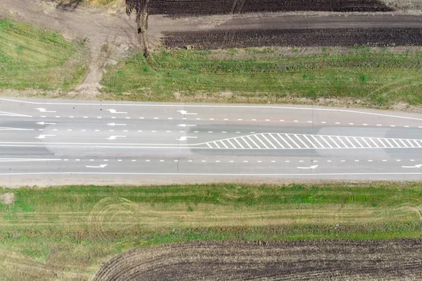 Bir banliyö otoyolundaki yol işaretleri, sonbahar döneminde, bir insansız hava aracından alınan fotoğraf.