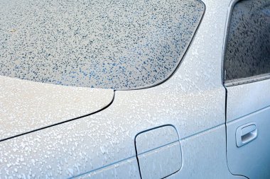 İlk su damlaları kirli bir arabanın yüzeyine ulaşır. Yıkanması ve temizlenmesi gerekir. Bu da bir servis merkezinde aşınma ve araç teşhisine yol açar.