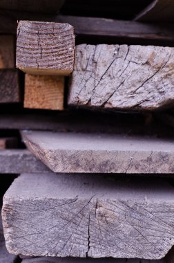 Ahşap marangoz, ahşap ev arka planı.