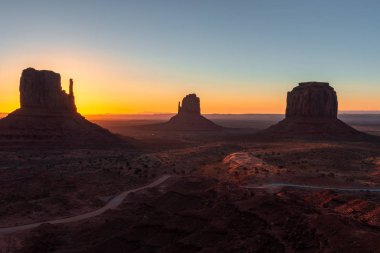 Doğu ve Batı Mitten Buttes ve gündoğumu, Anıt Vadisi Navajo kabile Parkı Arizona-Utah sınırında ABD, Merrick Butte