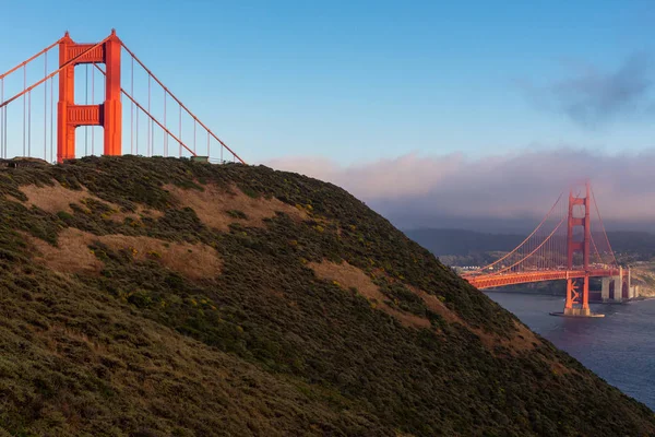 カリフォルニア州サンフランシスコのサンセットにあるゴールデンゲートブリッジは — ストック写真
