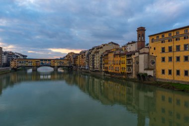 Ponte vecchio Köprüsü Floransa, İtalya 'daki Arno Nehri üzerinde.