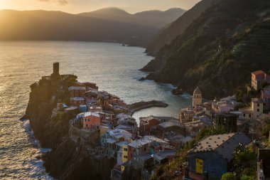 Vernazza Köyü gün batımında, Cinque Terre, İtalya