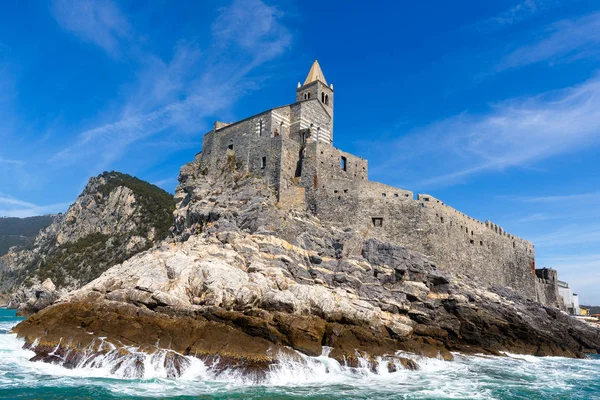 San Pietro Kyrkan Visa Från Havet Portovenere Italien — Stockfoto