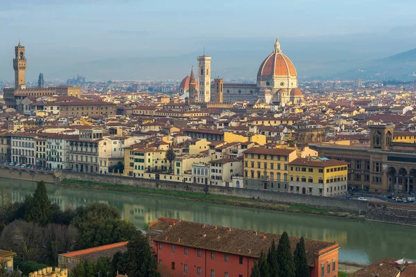 Palazzo Vecchio ve katedral Santa Maria Del Fiore üzerinden Piazzale Michelangelo, Florence, İtalya