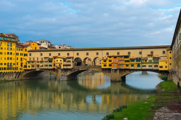 Ponte vecchio Köprüsü Floransa, İtalya 'daki Arno Nehri üzerinde.