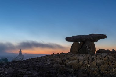 Chabola de la Hechicera Dolmen, gündoğumu, Elvillar, Bask ülke, İspanya